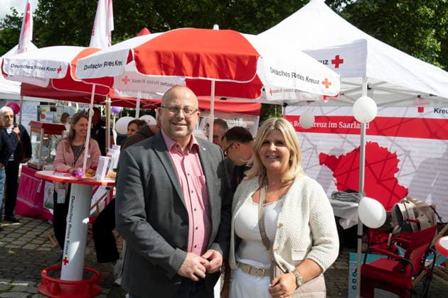 Am Dienstag (9.6.2026) findet in Saarbrücken der saarländische Sozialgipfel statt. Eine der zentralen Forderungen von Gewerkschaften, Kirchen und Verbänden: Der Staat müsse in den Sozialstaat unter anderem in Renten-, Kranken- und Pflegeversicherung investieren, statt dort zu kürzen. Die derzeitige Debatte um eine Reform des Sozialstaats wird heute Nachmittag auch Thema beim saarländischen Sozialgipfel in Saarbrücken sein. Zum 30-jährigen Bestehen des Gipfels stellen Gewerkschaften, Kirchen sowie Sozial- und Wohlfahrtsverbände eine neue Sozialstaats-Charta vor - im Beisein von Ministerpräsidentin Anke REhlinger. *** The Saarland Social Summit will take place in Saarbrücken on Tuesday 9 6 2026 One of the central demands bub