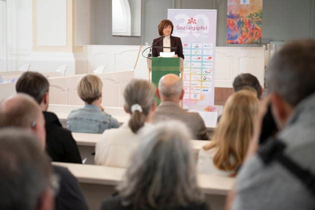 Am Dienstag (9.6.2026) findet in Saarbrücken der saarländische Sozialgipfel statt. Eine der zentralen Forderungen von Gewerkschaften, Kirchen und Verbänden: Der Staat müsse in den Sozialstaat unter anderem in Renten-, Kranken- und Pflegeversicherung investieren, statt dort zu kürzen. Die derzeitige Debatte um eine Reform des Sozialstaats wird heute Nachmittag auch Thema beim saarländischen Sozialgipfel in Saarbrücken sein. Zum 30-jährigen Bestehen des Gipfels stellen Gewerkschaften, Kirchen sowie Sozial- und Wohlfahrtsverbände eine neue Sozialstaats-Charta vor - im Beisein von Ministerpräsidentin Anke REhlinger. *** The Saarland Social Summit will take place in Saarbrücken on Tuesday 9 6 2026 One of the central demands bub