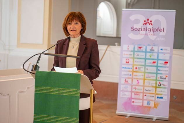 Am Dienstag (9.6.2026) findet in Saarbrücken der saarländische Sozialgipfel statt. Eine der zentralen Forderungen von Gewerkschaften, Kirchen und Verbänden: Der Staat müsse in den Sozialstaat unter anderem in Renten-, Kranken- und Pflegeversicherung investieren, statt dort zu kürzen. Die derzeitige Debatte um eine Reform des Sozialstaats wird heute Nachmittag auch Thema beim saarländischen Sozialgipfel in Saarbrücken sein. Zum 30-jährigen Bestehen des Gipfels stellen Gewerkschaften, Kirchen sowie Sozial- und Wohlfahrtsverbände eine neue Sozialstaats-Charta vor - im Beisein von Ministerpräsidentin Anke REhlinger. *** The Saarland Social Summit will take place in Saarbrücken on Tuesday 9 6 2026 One of the central demands bub