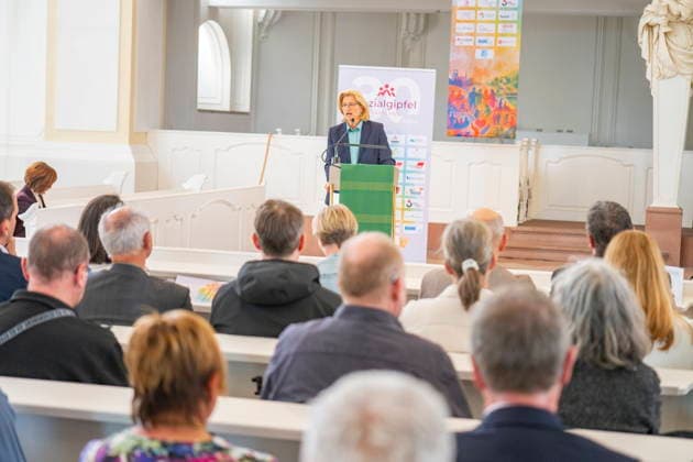 Am Dienstag (9.6.2026) findet in Saarbrücken der saarländische Sozialgipfel statt. Eine der zentralen Forderungen von Gewerkschaften, Kirchen und Verbänden: Der Staat müsse in den Sozialstaat unter anderem in Renten-, Kranken- und Pflegeversicherung investieren, statt dort zu kürzen. Die derzeitige Debatte um eine Reform des Sozialstaats wird heute Nachmittag auch Thema beim saarländischen Sozialgipfel in Saarbrücken sein. Zum 30-jährigen Bestehen des Gipfels stellen Gewerkschaften, Kirchen sowie Sozial- und Wohlfahrtsverbände eine neue Sozialstaats-Charta vor - im Beisein von Ministerpräsidentin Anke REhlinger. *** The Saarland Social Summit will take place in Saarbrücken on Tuesday 9 6 2026 One of the central demands bub