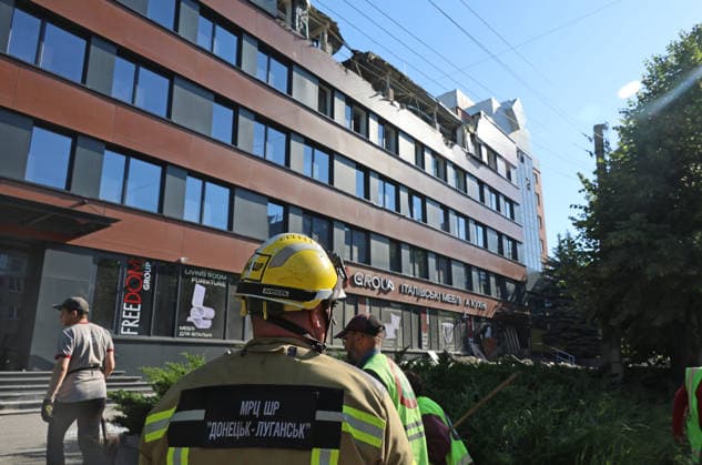 Russian army launches large-scale drone attack on Kharkiv Rescuers work outside a building damaged by a drone strike in one of the districts of Kharkiv, Ukraine, on June 9, 2026. The incident involved a significant drone operation on the city, affecting residential buildings and civilian infrastructure, and resulting in injuries to 15 people, including three children. Kharkiv Ukraine  Copyright: xViacheslavxMadiievskyix originalFilename: ukrinform-russiana260609_npvRV.jpg