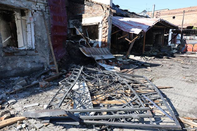 Russian army launches large-scale drone attack on Kharkiv Buildings lie in ruins in one of the districts of Kharkiv, Ukraine, on June 9, 2026. The Russian army conducts a drone strike on the city, impacting residential buildings and civilian infrastructure, resulting in injuries to 15 people, including three children. Kharkiv Ukraine  Copyright: xViacheslavxMadiievskyix originalFilename: ukrinform-russiana260609_np1kf.jpg