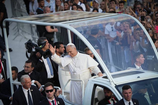 Pope Leo XIV presides over the prayer vigil at the Olympic Stadium Lluís Companys Pope Leo XIV on his arrival at the prayer vigil, at the Olympic Stadium Lluís Companys, on June 9, 2026, in Barcelona, Catalunya Spain This vigil is one of the most important events during the Pontiffs stay in Barcelona and is expected to be attended by some 60,000 people inside the stadium and thousands more faithful are expected to gather in the surrounding area 09 JUNE 2026 CATALONIA POPE VIGIL BCN CHURCH STADIUM PAPAL VISITATION CONFESSIONARY ENVIRONMENT Barcelona Catalunya Catalunya Barcelona Catalunya Spain  Copyright: xDavidxZorrakinox 7584940
