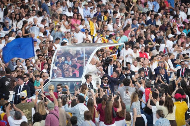 Pope Leo XIV presides over the prayer vigil at the Olympic Stadium Lluís Companys Pope Leo XIV on his arrival at the prayer vigil, at the Olympic Stadium Lluís Companys, on June 9, 2026, in Barcelona, Catalunya Spain This vigil is one of the most important events during the Pontiffs stay in Barcelona and is expected to be attended by some 60,000 people inside the stadium and thousands more faithful are expected to gather in the surrounding area 09 JUNE 2026 CATALONIA PAPA VIGIL BCN CHURCH STADIUM PAPAL VISIT PAPAL AMBIENTE PAPAMOVIL Barcelona Catalunya Catalunya Barcelona Catalunya Spain  Copyright: xDavidxZorrakinox 7584944