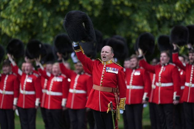 Grenadier Guards receive new Colours Members of the Grenadier Guards give three cheers for King Charles III during a ceremony to present the regiment with their new Colours at Buckingham Palace in London. Picture date: Tuesday June 9, 2026., Credit:Aaron Chown PA ROTA - B68 Avalon UK, London  Copyright: xAaronxChownx xPAxROTAx-xB68x xAvalonx 1109128144
