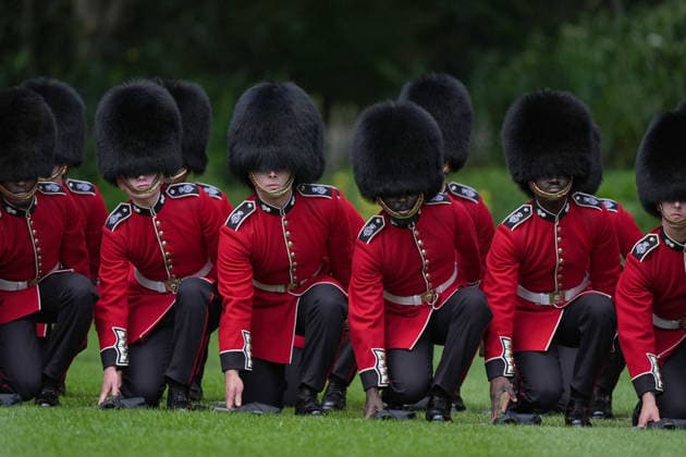 Grenadier Guards receive new Colours Members of the Grenadier Guards lay their rifles on the ground before giving three cheers for King Charles III during a ceremony to present the regiment with their new Colours at Buckingham Palace in London. Picture date: Tuesday June 9, 2026., Credit:Aaron Chown PA ROTA - B68 Avalon UK, London  Copyright: xAaronxChownx xPAxROTAx-xB68x xAvalonx 1109128162