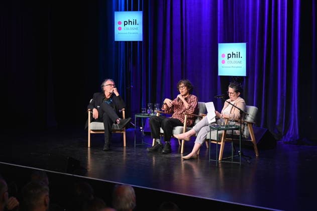 Philosophiefest phil. Cologne in Köln Journalist Gert Scobel, l-r, japanischer Philosoph und Politökonom Kohei Saito, Übersetzerin Sarah King spricht auf der Phil.Cologne, ein internationales Fest für Philosophie zum Thema Am Ende des Fortschritts. Überleben in den Ruinen des Kapitalismus *** Journalist Gert Scobel, l r, Japanese philosopher and political economist Kohei Saito, translator Sarah King speak at Phil Cologne, an international festival of philosophy on the topic At the end of progress Survival in the ruins of capitalism