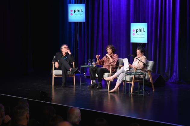 Philosophiefest phil. Cologne in Köln Journalist Gert Scobel, l-r, japanischer Philosoph und Politökonom Kohei Saito, Übersetzerin Sarah King spricht auf der Phil.Cologne, ein internationales Fest für Philosophie zum Thema Am Ende des Fortschritts. Überleben in den Ruinen des Kapitalismus *** Journalist Gert Scobel, l r, Japanese philosopher and political economist Kohei Saito, translator Sarah King speak at Phil Cologne, an international festival of philosophy on the topic At the end of progress Survival in the ruins of capitalism