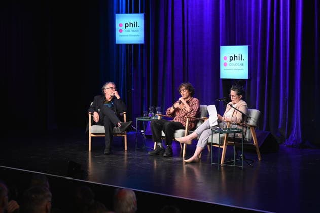Philosophiefest phil. Cologne in Köln Journalist Gert Scobel, l-r, japanischer Philosoph und Politökonom Kohei Saito, Übersetzerin Sarah King spricht auf der Phil.Cologne, ein internationales Fest für Philosophie zum Thema Am Ende des Fortschritts. Überleben in den Ruinen des Kapitalismus *** Journalist Gert Scobel, l r, Japanese philosopher and political economist Kohei Saito, translator Sarah King speak at Phil Cologne, an international festival of philosophy on the topic At the end of progress Survival in the ruins of capitalism