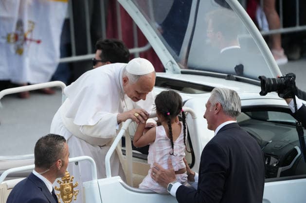 Pope Leo XIV presides over the prayer vigil at the Olympic Stadium Lluís Companys Pope Leo XIV greets a girl upon his arrival at the prayer vigil, at the Olympic Stadium Lluís Companys, on June 9, 2026, in Barcelona, Catalunya Espana This vigil is one of the most important events during the Pontiffs stay in Barcelona and is expected to be attended by some 60,000 people inside the stadium and thousands more faithful are expected to gather in the surrounding area 09 JUNE 2026 CATALONIA PAPA VIGIL BCN CHURCH STADIUM PAPAL VISIT CASTELLERS ENVIRONMENT Barcelona Catalunya Catalunya Barcelona Catalunya Espana  Copyright: xDavidxZorrakinox 7585186