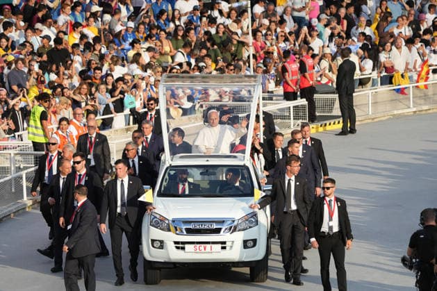 Pope Leo XIV presides over the prayer vigil at the Olympic Stadium Lluís Companys Pope Leo XIV greets on his arrival at the prayer vigil, at the Olympic Stadium Lluís Companys, on June 9, 2026, in Barcelona, Catalunya Espana This vigil is one of the most important events during the Pontiffs stay in Barcelona and is expected to be attended by some 60,000 people inside the stadium and thousands more faithful are expected to gather in the surrounding area 09 JUNE 2026 CATALONIA PAPE VIGIL BCN CHURCH STADIUM PAPAL VISIT CASTELLERS ENVIRONMENT Barcelona Catalunya Catalunya Barcelona Catalunya Espana  Copyright: xDavidxZorrakinox 7585187