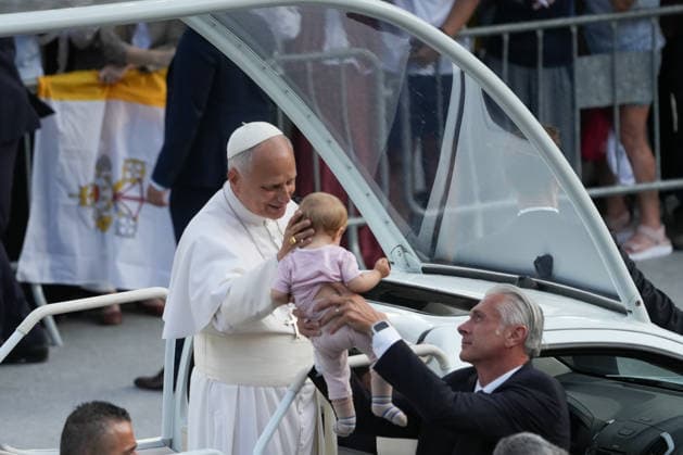 Pope Leo XIV presides over the prayer vigil at the Olympic Stadium Lluís Companys Pope Leo XIV greets a girl upon his arrival at the prayer vigil, at the Olympic Stadium Lluís Companys, on June 9, 2026, in Barcelona, Catalunya Espana This vigil is one of the most important events during the Pontiffs stay in Barcelona and is expected to be attended by some 60,000 people inside the stadium and thousands more faithful are expected to gather in the surrounding area 09 JUNE 2026 CATALONIA PAPA VIGIL BCN CHURCH STADIUM PAPAL VISIT CASTELLERS ENVIRONMENT Barcelona Catalunya Catalunya Barcelona Catalunya Espana  Copyright: xDavidxZorrakinox 7585184