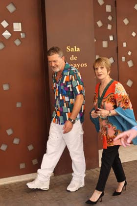 Celebrity, Antonio Banderas am Broadway in Malaga June 9, 2026, Malaga, Spain: The actor from Malaga Antonio Banderas poses alongside the Broadway great lady Patti Lupone at the doors of the Antonio Banderas Theater, Teatro Soho Caixabank in Malaga  - ZUMAc161 20260609_zap_c161_006 Copyright: xLorenzoxCarnerox