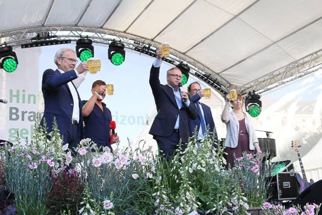 Berlin, Deutschland, 09.06.2026: Sommerfest der Landesvertretung Thüringen: L-R unter anderem: Innenminister Georg Maier (SPD, 1.v.l.) und Ministerpräsident Mario Voigt (CDU, 3.v.l,) mit einem Glas Bier *** Berlin, Germany, 09 06 2026 Summer party at the State Representation of Thuringia L R including Interior Minister Georg Maier SPD, 1 from left, and Minister President Mario Voigt CDU, 3 from left, with a glass of beer Copyright: xdtsxNachrichtenagenturx dts_122270