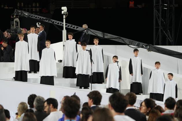Pope Leo XIV presides over the prayer vigil at the Olympic Stadium Lluís Companys Several young people from a choir perform during the prayer vigil at the Olympic Stadium Lluís Companys, on June 9, 2026, in Barcelona, Catalunya Espana This vigil is one of the most important events during the Pontiffs stay in Barcelona and is expected to be attended by some 60,000 people inside the stadium and thousands more faithful are expected to gather in the surrounding area 09 JUNE 2026 CATALONIA PAPA VIGILIA BCN CHURCH STADIUM PAPAL VISIT CASTELLERS ENVIRONMENT Barcelona Catalunya Catalunya Barcelona Catalunya Spain  Copyright: xDavidxZorrakinox 7585205