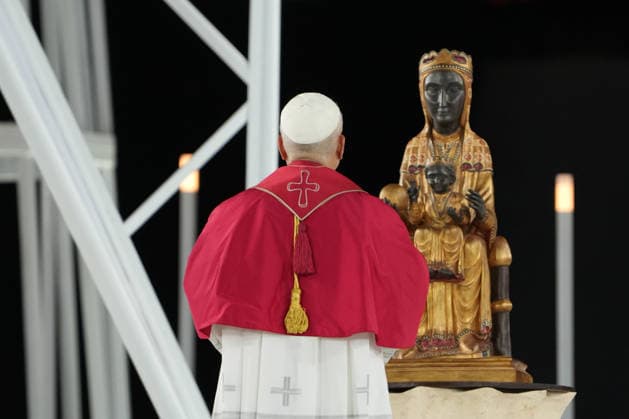Pope Leo XIV presides over the prayer vigil at the Olympic Stadium Lluís Companys Pope Leo XIV prays to the Virgin of Montserrat, popularly known as La Moreneta, during the prayer vigil at the Olympic Stadium Lluís Companys, on June 9, 2026, in Barcelona, Catalunya Espana This vigil is one of the most important events during the Pontiffs stay in Barcelona and it is expected that some 60,000 people will attend inside the stadium and thousands more faithful will gather in the surrounding area 09 JUNE 2026 CATALONIA PAPA VIGILIA BCN CHURCH STADIUM PAPAL VISIT ENVIRONMENT VIRGIN MONTSERRAT MORENETA Barcelona Catalunya Barcelona Catalunya Catalunya Espana  Copyright: xDavidxZorrakinox 7585219
