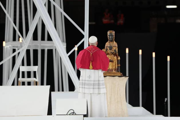 Pope Leo XIV presides over the prayer vigil at the Olympic Stadium Lluís Companys Pope Leo XIV prays to the Virgin of Montserrat, popularly known as La Moreneta, during the prayer vigil at the Olympic Stadium Lluís Companys, on June 9, 2026, in Barcelona, Catalunya Espana This vigil is one of the most important events during the Pontiffs stay in Barcelona and it is expected that some 60,000 people will attend inside the stadium and thousands more faithful will gather in the surrounding area 09 JUNE 2026 CATALONIA PAPA VIGILIA BCN CHURCH STADIUM PAPAL VISIT ENVIRONMENT VIRGIN MONTSERRAT MORENETA Barcelona Catalunya Barcelona Catalunya Catalunya Espana  Copyright: xDavidxZorrakinox 7585220