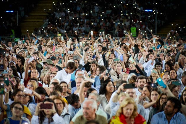 Pope Leo XIV presides over the prayer vigil at the Olympic Stadium Lluís Companys Hundreds of people during the prayer vigil at the Olympic Stadium Lluís Companys, on June 9, 2026, in Barcelona, Catalunya Espana This vigil is one of the most important events during the Pontiffs stay in Barcelona and is expected to be attended by some 60,000 people inside the stadium and thousands more faithful are expected to gather in the surrounding area 09 JUNE 2026 VIGILIA POOL PAPA VIGILIA CATALUÑA Kike Ricó Barcelona Catalunya Catalunya Catalunya Espana  Copyright: xKikexRicon EuropaxPress Poolx 7585238