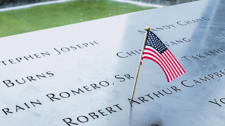 Gedenkstätte am Ground Zero Manhattan für den Terroranschlag vom 11. September mit einer eingravierten amerikanischen Flagge neben den Namen der Opfer. Patriot Day New York, NY, Vereinigte Staaten von Amerika 2023 07 30 Memorial at Ground Zero Manhattan for September 11 Terrorist Attack with an American Flag Standing near the Names of Victims Engraved. Patriot Day - New York NY USA 2023-07-30 Copyright: imageBROKER IuliiaxDombrovskaia ibxiqx17871550.jpg