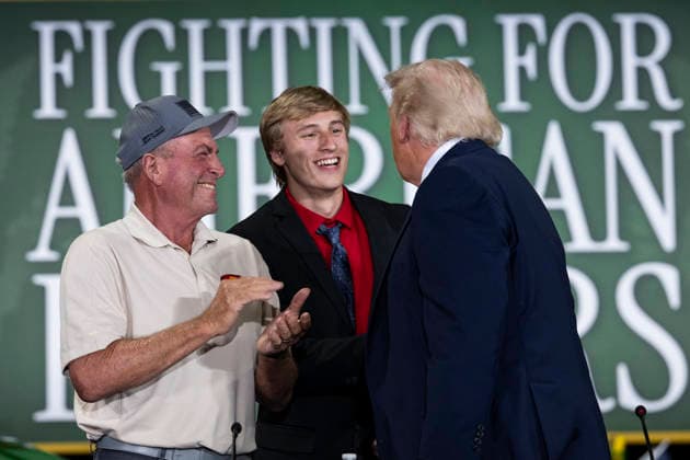 June 9, 2026, Eau Claire, Wi, United States of America: U.S. President Donald Trump, right, shakes hands with Olympic Speed Skater Jordan Stolz, center, and Ken Custer, left, during a roundtable discussion at Custer Farms, June 5, 2026 in Chippewa Falls, Wisconsin. Farmers are suffering from higher diesel fuel prices, fertilizer prices from the Iran War and declining export markets due to Trump tariffs. Eau Claire United States of America - ZUMAp138 20260609_zaa_p138_017 Copyright: xJoycexN.xBoghosian WhitexHousex