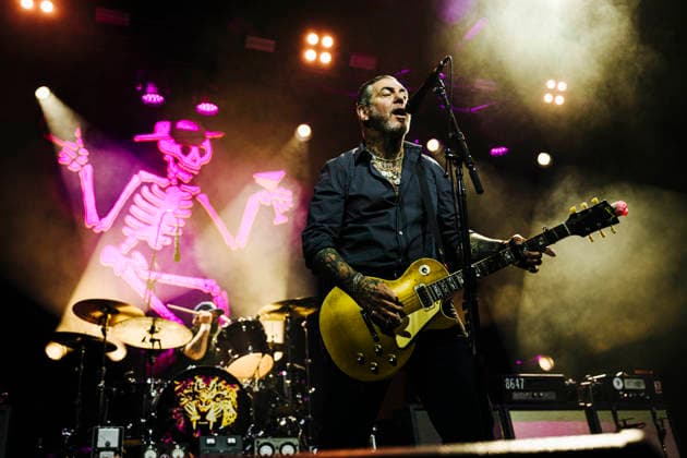 Konzert von Social Distortion in Berlin Am 09.06.2026 spielte die US-amerikanischen Punkrockband Social Distortion ein Konzert in der ausverkauften Berliner Columbiahalle. Im Bild Sänger und Gitarrist Mike Ness., Berlin Berlin Deutschland Neukölln *** Concert of Social Distortion in Berlin On 09 06 2026 the US American punk rock band Social Distortion played a concert in the sold out Columbiahalle in Berlin In the picture singer and guitarist Mike Ness , Berlin Berlin Germany Neukölln