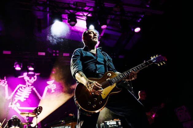 Konzert von Social Distortion in Berlin Am 09.06.2026 spielte die US-amerikanischen Punkrockband Social Distortion ein Konzert in der ausverkauften Berliner Columbiahalle. Im Bild Sänger und Gitarrist Mike Ness., Berlin Berlin Deutschland Neukölln *** Concert of Social Distortion in Berlin On 09 06 2026 the US American punk rock band Social Distortion played a concert in the sold out Columbiahalle in Berlin In the picture singer and guitarist Mike Ness , Berlin Berlin Germany Neukölln