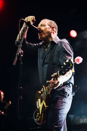 Konzert von Social Distortion in Berlin Am 09.06.2026 spielte die US-amerikanischen Punkrockband Social Distortion ein Konzert in der ausverkauften Berliner Columbiahalle. Im Bild Sänger und Gitarrist Mike Ness., Berlin Berlin Deutschland Neukölln *** Concert of Social Distortion in Berlin On 09 06 2026 the US American punk rock band Social Distortion played a concert in the sold out Columbiahalle in Berlin In the picture singer and guitarist Mike Ness , Berlin Berlin Germany Neukölln