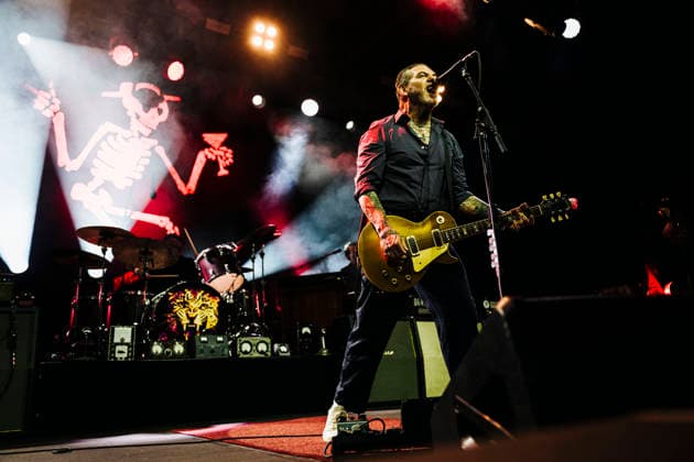 Konzert von Social Distortion in Berlin Am 09.06.2026 spielte die US-amerikanischen Punkrockband Social Distortion ein Konzert in der ausverkauften Berliner Columbiahalle. Im Bild Sänger und Gitarrist Mike Ness., Berlin Berlin Deutschland Neukölln *** Concert of Social Distortion in Berlin On 09 06 2026 the US American punk rock band Social Distortion played a concert in the sold out Columbiahalle in Berlin In the picture singer and guitarist Mike Ness , Berlin Berlin Germany Neukölln