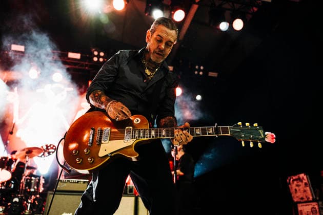 Konzert von Social Distortion in Berlin Am 09.06.2026 spielte die US-amerikanischen Punkrockband Social Distortion ein Konzert in der ausverkauften Berliner Columbiahalle. Im Bild Sänger und Gitarrist Mike Ness., Berlin Berlin Deutschland Neukölln *** Concert of Social Distortion in Berlin On 09 06 2026 the US American punk rock band Social Distortion played a concert in the sold out Columbiahalle in Berlin In the picture singer and guitarist Mike Ness , Berlin Berlin Germany Neukölln