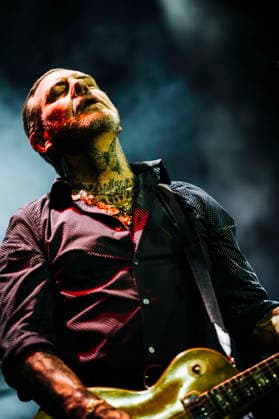 Konzert von Social Distortion in Berlin Am 09.06.2026 spielte die US-amerikanischen Punkrockband Social Distortion ein Konzert in der ausverkauften Berliner Columbiahalle. Im Bild Sänger und Gitarrist Mike Ness., Berlin Berlin Deutschland Neukölln *** Concert of Social Distortion in Berlin On 09 06 2026 the US American punk rock band Social Distortion played a concert in the sold out Columbiahalle in Berlin In the picture singer and guitarist Mike Ness , Berlin Berlin Germany Neukölln