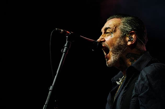 Konzert von Social Distortion in Berlin Am 09.06.2026 spielte die US-amerikanischen Punkrockband Social Distortion ein Konzert in der ausverkauften Berliner Columbiahalle. Im Bild Sänger und Gitarrist Mike Ness., Berlin Berlin Deutschland Neukölln *** Concert of Social Distortion in Berlin On 09 06 2026 the US American punk rock band Social Distortion played a concert in the sold out Columbiahalle in Berlin In the picture singer and guitarist Mike Ness , Berlin Berlin Germany Neukölln