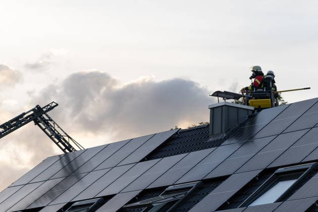 Feuer in Dachgeschosswohnung Am 09.06.2026 brach gegen 19:43 Uhr in einem Mehrfamilienhaus an der Zentlinde in Erbach ein Brand im Dachgeschoss aus. Die Feuerwehren Erbach und Michelstadt verhinderten durch schnelles Einschreiten ein Übergreifen auf weitere Wohnungen. Die Dachgeschosswohnung war wegen Renovierungsarbeiten unbewohnt und ist nach dem Brand zunächst nicht mehr bewohnbar, die übrigen Bewohner blieben unverletzt. Die Ermittlungen zur Brandursache führt das Kommissariat 10 der Kriminalpolizei Erbach; Hinweise auf vorsätzliche Brandlegung lagen nach Polizeiangaben zunächst nicht vor. Erbach Hessen Deutschland *** Fire in attic apartment A fire broke out in the attic of an apartment building on Zentlinde in Erbach on 09 06 2