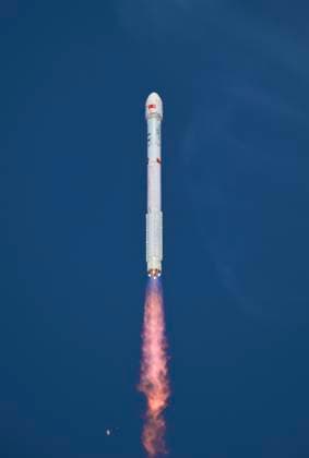 INNER MONGOLIA, CHINA - JUNE 09: A Zhuque-2E Y6 carrier rocket carrying two satellites named Spacesail DTC 01 and China Mobile 02 blasts off from the Dongfeng commercial space innovation pilot zone on June 9, 2026 in Inner Mongolia Autonomous Region of China. The carrier rocket blasted off at 4:23 p.m. (Beijing Time). The satellites entered into the preset orbit successfully.  Copyright: xVCGx 111647099714