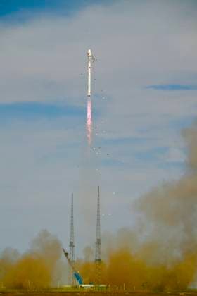 INNER MONGOLIA, CHINA - JUNE 09: A Zhuque-2E Y6 carrier rocket carrying two satellites named Spacesail DTC 01 and China Mobile 02 blasts off from the Dongfeng commercial space innovation pilot zone on June 9, 2026 in Inner Mongolia Autonomous Region of China. The carrier rocket blasted off at 4:23 p.m. (Beijing Time). The satellites entered into the preset orbit successfully.  Copyright: xVCGx 111647099741