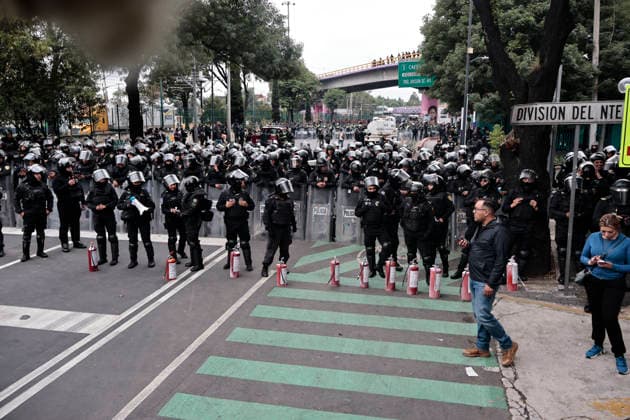 June 9, 2026, Mexico City, Cdmx, Mexico: The National Coordinator of Education Workers (CNTE) marched to Mexico City Stadium to protest the 2017 ISSSTE Retirement Law. However, they were met with a blockade by the Secretariat of Citizen Security (SSC), who erected concrete barriers, deployed a crane, and used a mounted police truck to prevent the teachers from advancing. Their demand remains the same: to repeal the 2017 ISSSTE law, which changed the retirement system for teachers. Tensions continue between the government and the CNTE due to the lack of an agreement and the rejection of a meeting with Mayor Claudia Sheinbaum. She also criticized the mayor s statement that the 2026 FIFA World Cup comes first, using hundreds of police officers - ZUMAp204 20260609_zip_p204_017 Copyright: xJosuexPerezx