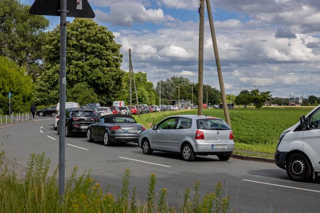 Sperrung Nordbrücke Bonn: Fährenbetrieb der Rheinfähre Mondorf Die unerwartete Sperrung der Friedrich-Ebert-Brücke, (Nordbrücke, A565) in Bonn führt zu erheblichen Verkehrsbehinderungen. Auch am Fähranleger in Bonn-Graurheindorf staut sich der Verkehr vor der Rheinfähre Mondorf. Im Berufsverkehr werden zeitweise zwei Fähren gleichzeitig eingesetzt. Wartezeiten von über einer Stunde sind dort keine Seltenheit. Bonn Graurheindorf Nordrhein-Westfalen Deutschland *** The unexpected closure of the Friedrich Ebert Bridge, Nordbrücke, A565 in Bonn is causing considerable traffic delays Traffic is also backing up in front of the Mondorf Rhine ferry at the ferry terminal in Bonn Graurheindorf At times, two ferries are operating simultaneo Copyright: xMarcxJohnx