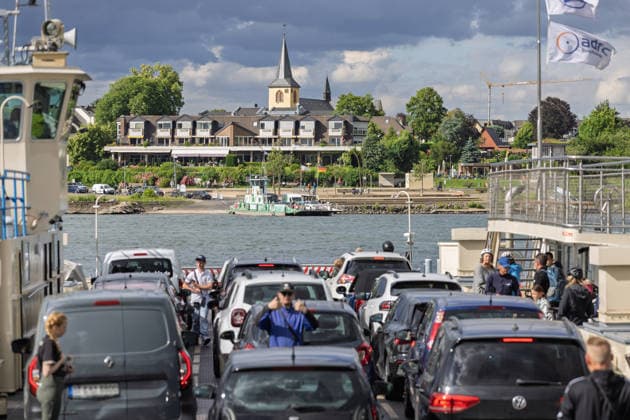 Sperrung Nordbrücke Bonn: Fährenbetrieb der Rheinfähre Mondorf Die unerwartete Sperrung der Friedrich-Ebert-Brücke, (Nordbrücke, A565) in Bonn führt zu erheblichen Verkehrsbehinderungen. Auch am Fähranleger in Bonn-Graurheindorf staut sich der Verkehr vor der Rheinfähre Mondorf. Im Berufsverkehr werden zeitweise zwei Fähren gleichzeitig eingesetzt. Wartezeiten von über einer Stunde sind dort keine Seltenheit. Bonn Graurheindorf Nordrhein-Westfalen Deutschland *** The unexpected closure of the Friedrich Ebert Bridge, Nordbrücke, A565 in Bonn is causing considerable traffic delays Traffic is also backing up in front of the Mondorf Rhine ferry at the ferry terminal in Bonn Graurheindorf At times, two ferries are operating simultaneo Copyright: xMarcxJohnx