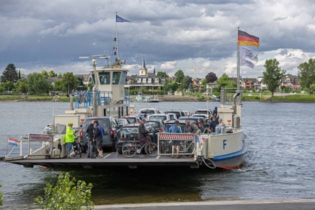 Sperrung Nordbrücke Bonn: Fährenbetrieb der Rheinfähre Mondorf Die unerwartete Sperrung der Friedrich-Ebert-Brücke, (Nordbrücke, A565) in Bonn führt zu erheblichen Verkehrsbehinderungen. Auch am Fähranleger in Bonn-Graurheindorf staut sich der Verkehr vor der Rheinfähre Mondorf. Im Berufsverkehr werden zeitweise zwei Fähren gleichzeitig eingesetzt. Wartezeiten von über einer Stunde sind dort keine Seltenheit. Bonn Graurheindorf Nordrhein-Westfalen Deutschland *** The unexpected closure of the Friedrich Ebert Bridge, Nordbrücke, A565 in Bonn is causing considerable traffic delays Traffic is also backing up in front of the Mondorf Rhine ferry at the ferry terminal in Bonn Graurheindorf At times, two ferries are operating simultaneo Copyright: xMarcxJohnx