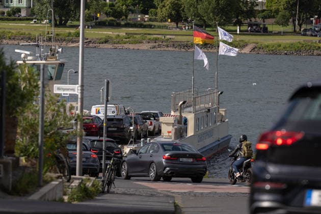 Sperrung Nordbrücke Bonn: Fährenbetrieb der Rheinfähre Mondorf Die unerwartete Sperrung der Friedrich-Ebert-Brücke, (Nordbrücke, A565) in Bonn führt zu erheblichen Verkehrsbehinderungen. Auch am Fähranleger in Bonn-Graurheindorf staut sich der Verkehr vor der Rheinfähre Mondorf. Im Berufsverkehr werden zeitweise zwei Fähren gleichzeitig eingesetzt. Wartezeiten von über einer Stunde sind dort keine Seltenheit. Bonn Graurheindorf Nordrhein-Westfalen Deutschland *** The unexpected closure of the Friedrich Ebert Bridge, Nordbrücke, A565 in Bonn is causing considerable traffic delays Traffic is also backing up in front of the Mondorf Rhine ferry at the ferry terminal in Bonn Graurheindorf At times, two ferries are operating simultaneo Copyright: xMarcxJohnx