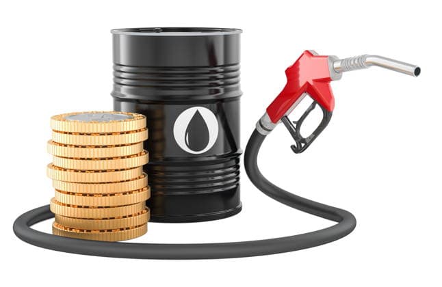 Ölfass mit Zapfpistole und Münzstapel. Konzept zu Kraftstoffkosten, Ölpreis und Energiemarkt, 3D-Rendering Oil barrel with fuel nozzle and coin stack. Fuel cost, oil price and energy market concept, 3d rendering isolated on white background (License=RF) Copyright: xZoonar.com alexlmxx 25152709