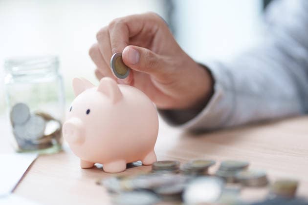 Geld sparen für die private Finanzplanung, Buchhaltung und Finanzplanung Coin saved in piggy bank for personal finance, budgeting, accounting, and money management. (License=RF) ,model released, Symbolfoto Copyright: xZoonar.com SirinarthxMekvorawuthx 25153516 ,model released, Symbolfoto ,property released