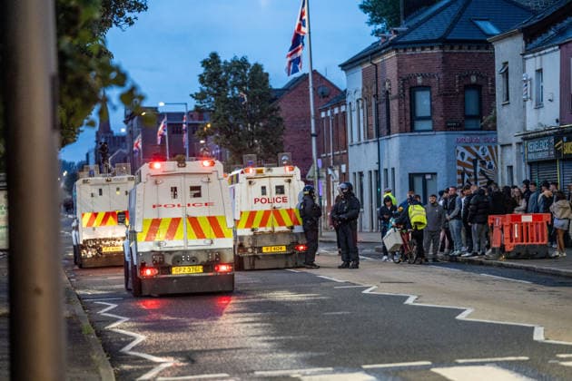 Anti-immigration protest in Belfast - 09 Jun 2026 Riot Police arrive at the scene of a fire lit by protestors in Belfast. Belfast erupted into flames as locals took to the streets to protest against the stabbing of a North Belfast man by a Sudanese national refugee. Road blockades were set up all over Belfast bringing much of the city to a standstill. The protestors are demanding a stop to immigration into Northern Ireland. Belfast United Kingdom Copyright: xLabxMox xSOPAxImagesx LabMO_BELFAST_PROTESTS_RIOTS_SOPA_21.jpeg