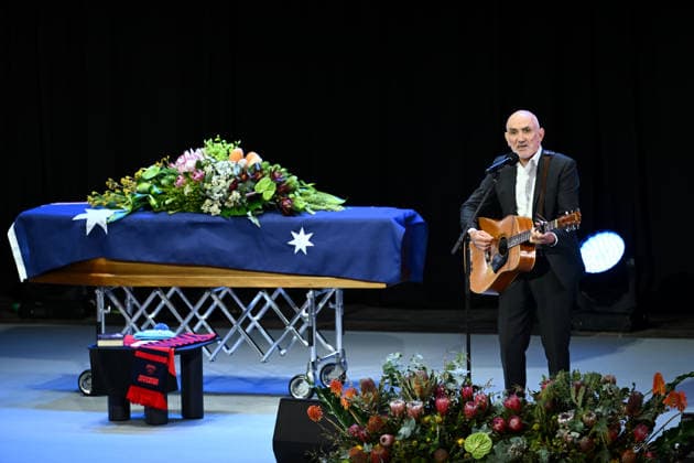 NEALE DANIHER STATE FUNERAL, Paul Kelly performs during a State Funeral Service for Neale Daniher at the MCG, Melbourne, Wednesday, June 10, 2026. A state funeral will honour the life and extraordinary achievements of AFL great Neale Daniher, whose fight against MND inspired countless Australians. ( NO ARCHIVING MELBOURNE VICTORIA AUSTRALIA  Copyright: xJOELxCARRETTx 20260610113057697902