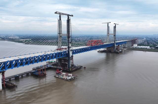 SHANGHAI, CHINA - JUNE 09: A view of the Chongqi Highway-Railway Bridge over the Yangtze River on June 9, 2026 in Shanghai, China. A key project of the Shanghai-Chongqing-Chengdu high-speed railway, the Chongqi Highway-Railway Bridge was successfully closed here on June 9. It has a total length of 4.09 kilometers and a main span of 400 meters. Once opened to traffic, the bridge will reduce the travel time between Shanghai and Qidong of Jiangsu from two and a half hours to less than half an hour.  Copyright: xChinaxNewsxServicex 111647089503