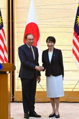 Japan - Malaysia Diplomacy TOKYO, JAPAN - JUNE 10: Japanese Prime Minister Sanae Takaichi (R) and Prime Minister Anwar Ibrahim (L) shake hands at the end a joint press announcement following their bilateral meeting at the Prime Minister’s Office in Tokyo, Japan, on June 10, 2026. Malaysian Prime Minister Anwar Ibrahim is on a three-day official visit to Japan aimed at securing natural gas supplies, accelerating the energy transition and strengthening bilateral defence agreements. David Mareuil Anadolu Tokyo Japan. Editorial use only. Please get in touch for any other usage.  Copyright: x2026xAnadoluxDavidxMareuilx