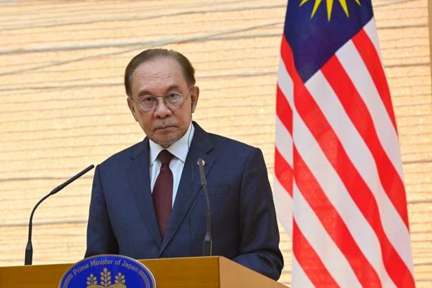 Japan - Malaysia Diplomacy TOKYO, JAPAN - JUNE 10: Prime Minister Anwar Ibrahim speaks with Japanese Prime Minister Sanae Takaichi (not seen) during a joint press announcement following their bilateral meeting at the Prime Minister’s Office in Tokyo, Japan, on June 10, 2026. Malaysian Prime Minister Anwar Ibrahim is on a three-day official visit to Japan aimed at securing natural gas supplies, accelerating the energy transition and strengthening bilateral defence agreements. David Mareuil Anadolu Tokyo Japan. Editorial use only. Please get in touch for any other usage.  Copyright: x2026xAnadoluxDavidxMareuilx
