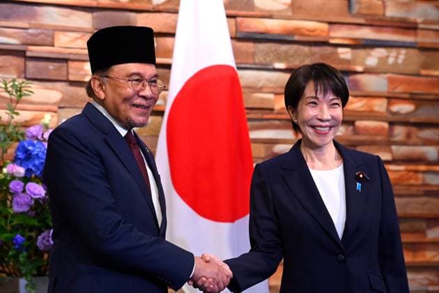 News Bilder des Tages Japan - Malaysia Diplomacy TOKYO, JAPAN - JUNE 10: Japanese Prime Minister Sanae Takaichi (R) and Malaysian Prime Minister Anwar Ibrahim (L) pose for photographs ahead of their bilateral meeting at the Prime Minister’s Office in Tokyo, Japan, on June 10, 2026. Malaysian Prime Minister Anwar Ibrahim is on a three-day official visit to Japan aimed at securing natural gas supplies, accelerating the energy transition and strengthening bilateral defence agreements. David Mareuil Anadolu Tokyo Japan. Editorial use only. Please get in touch for any other usage.  Copyright: x2026xAnadoluxDavidxMareuilx