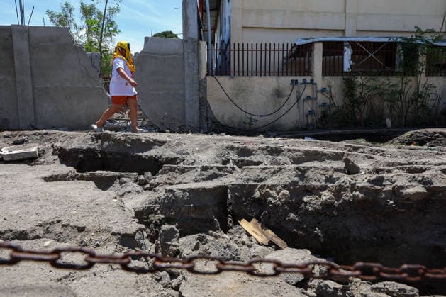 News Bilder des Tages Nearly 88,000 affected by 7.8-magnitude quake, 22,690 remain displaced in Southern Philippines GENERAL SANTOS, PHILIPPINES – JUNE 10: Displaced residents walk along cracked roads in a residential area following a deadly earthquake in General Santos, Philippines, on June 10, 2026. Nearly 88,000 people across southern Mindanao have been affected by a magnitude 7.8 earthquake that struck southern Philippines on June 8, while more than 22,000 remain displaced as aftershocks continue, according to government and NGO figures. The quake has killed dozens of people, damaged infrastructure and homes, and caused residential buildings and poorly constructed houses to collapse, making it the strongest earthquake to hit the disaster-prone Southeast Asia  Copyright: x2026xAnadoluxDanielxCengx