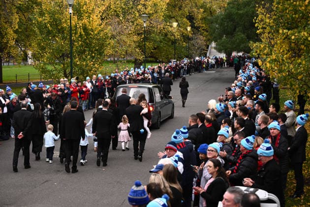 NEALE DANIHER STATE FUNERAL, Guests form a guard of honour as the hearse departs the State Funeral Service for Neale Daniher at the MCG, Melbourne, Wednesday, June 10, 2026. A state funeral will honour the life and extraordinary achievements of AFL great Neale Daniher, whose fight against MND inspired countless Australians. ( NO ARCHIVING MELBOURNE VICTORIA AUSTRALIA  Copyright: xJOELxCARRETTx 20260610191731654540