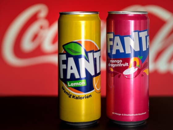 Fanta Zitrone und Mango-Drachenfrucht in Dosen im Angebot GERMANY - MAY 31, 2026: Fanta Lemon and Mango Dragonfruit Cans on Display (License=RM) Copyright: xZoonar.com GeorgxVottelerx 25160940